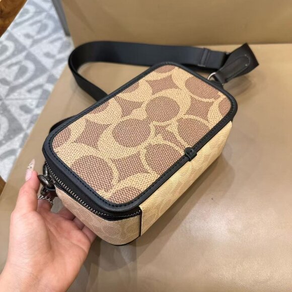 COACH Monogram Men's WYATT Crossbody Camera Bag, size 19.5 × 11.5 × 6.5cm - Picture 3 of 9